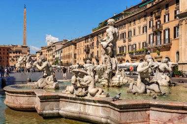 Roma, İtalya 29 Ağustos 2020. San Nicola Kilisesi 'nin yanından geçen turistler Roma, İtalya' da Carcere 'de yürüyorlar..