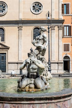 Piazza Navona, Roma, İtalya 'daki Fountain del Moro' daki heykele bakın..