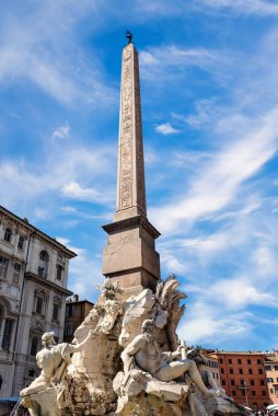 Roma, İtalya - 29 Ağustos 2014: Roma 'da Piazza Navona' yı ziyaret eden turistler. Fiumi Çeşmesi. Papa X. Innocent bu işi Francesco Borromini 'den yaptırdı. Çeşmeyi 1651 'de tamamladı..
