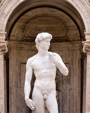 Roma, İtalya - 29 Ağustos 2015: Michelangelo 'nun Davut heykeline bakın. Boyu 17 feet ve Roma, İtalya 'da mermer kopyasından oyulmuş.