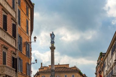 Meryem Ana Heykeli Meryem Ana 'nın Meryem Ana Heykeli Colonna dell Immocolata Roma Piazza di Spagna' da (İspanya Meydanı) İtalya, İtalya.