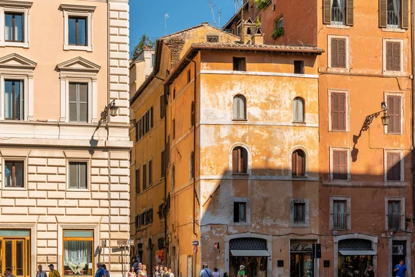 Rom Italien Augusti 2020 Turister Besöker Rom Promenader Vid Byggnader — Stockfoto