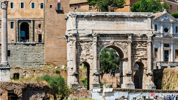 Řím Itálie Srpna 2014 Turisté Procházející Obloukem Septima Severa Římském — Stock fotografie