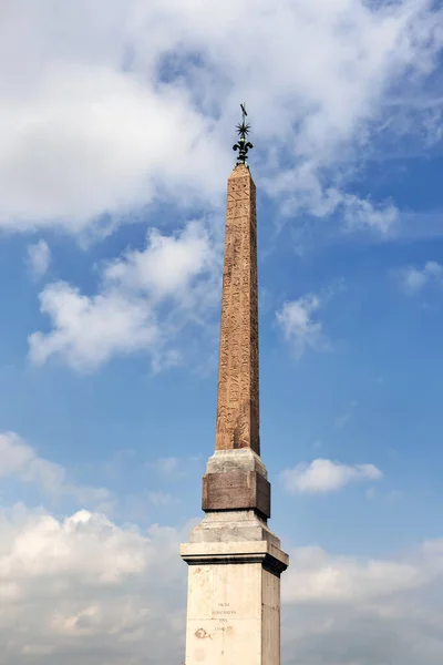 Vista Obelisco Salustiano Frente Iglesia Trinita Del Monti Roma Italia — Foto de Stock