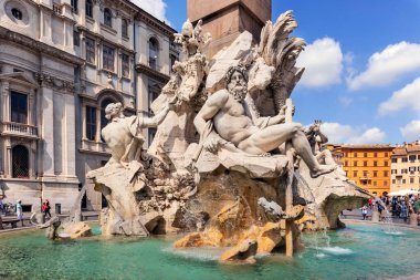 Roma, İtalya - 31 Ağustos 2014: Dört nehir çeşmesi olan Fountain dei Fiumi 'yi ve Piazza Navona, Roma, İtalya' daki Agone 'daki Saint Agnes kilisesini ziyaret eden turistler.