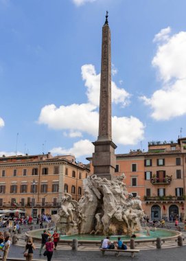 Roma, İtalya - 31 Ağustos 2014: Dört nehir çeşmesi olan Fountain dei Fiumi 'yi ve Piazza Navona, Roma, İtalya' daki Agone 'daki Saint Agnes kilisesini ziyaret eden turistler.