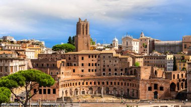 Roma şehir manzarasında Trajan Pazarı ile ön planda M.S. 2. yüzyıldan Roma, İtalya 'daki Piazza Venezia' dan görüldüğü gibi.