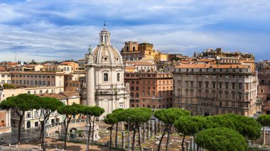 Roma şehrinde Trajan Sütunu ve Santa Maria di Loreto Kilisesi ile Roma, İtalya 'da Piazza Venezia' da görüldü..