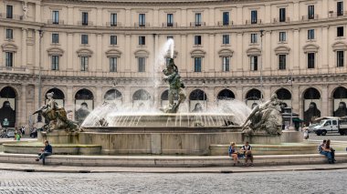 Roma, İtalya - 1 Eylül 2014: İtalya 'nın Roma kentindeki Piazza della the Naiads Pınarındaki Turistler. 