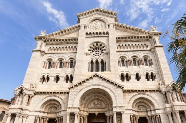 Monte Carlo, Monaco 'daki katedral cephesine bakın..