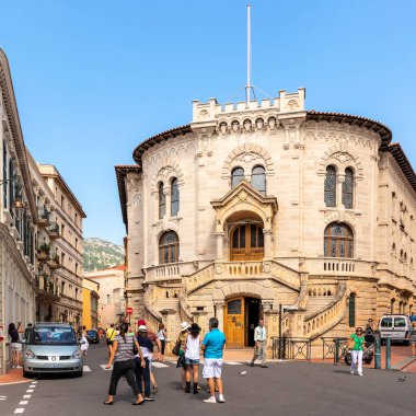 Monaco ville, Monako - 5 Eylül 2014: 5 Eylül 2014 'te Monako' da eski evleri olan dar sokaklarda yürüyen turistler.