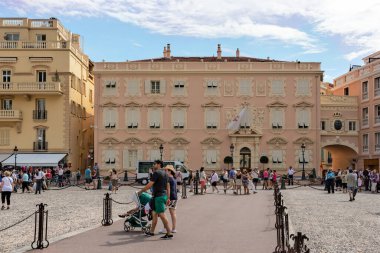 Monako, Monako Ville - 5 Eylül 2014: Monako-Ville 'deki Monako Prensi' nin sarayının önündeki meydanda turistler ve tarihi binalar