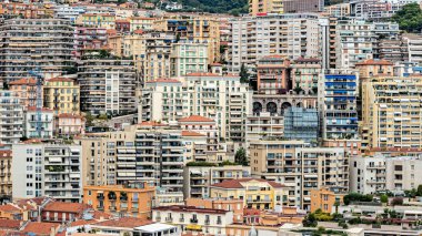Monte Carlo, Monaco 'daki tepedeki renkli evlere bakın..