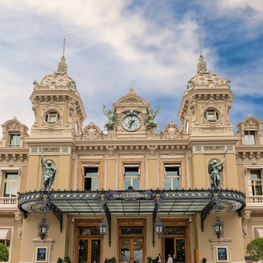 Monte Carlo, Monaco - 5 Eylül 2014: Monte Carlo, Monaco 'daki kumarhanenin giriş kapısı,