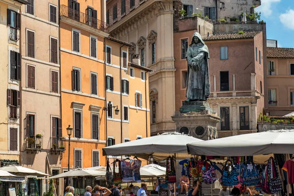 Roma Itália Agosto 2014 Turistas Estátua Giordano Bruno Que Foi — Fotografia de Stock