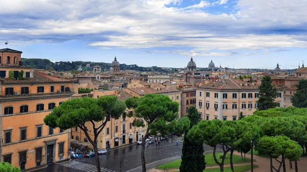 ローマの街並みを教会ドームとイタリアの背景にサンピエトロ大聖堂ドームでご覧ください — ストック写真