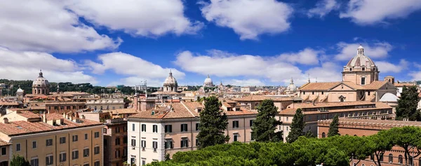 ローマの街並みを教会ドームとイタリアの背景にサンピエトロ大聖堂ドームでご覧ください — ストック写真