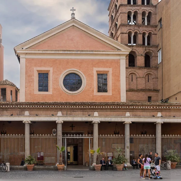 意大利罗马 2014年9月3日 意大利罗马 圣劳伦斯教堂前的游客 罗马执事和殉道者 — 图库照片