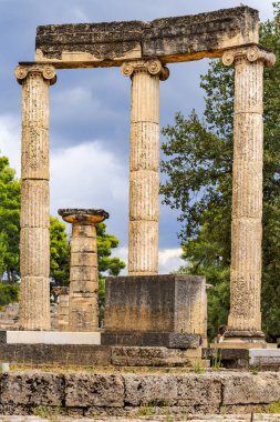 Yunanistan 'daki Antik Olympia arkeolojik sahasına bakın. Olympia Altisi 'ndeki Filipinli kireç taşı ve mermer şeklinde dairesel bir anıttı..