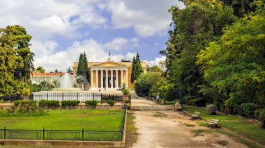 Atina, Yunanistan - 8 Eylül 2014: Atina, Yunanistan 'da Zappeion megaron neoklasik binasını ziyaret eden turistler 