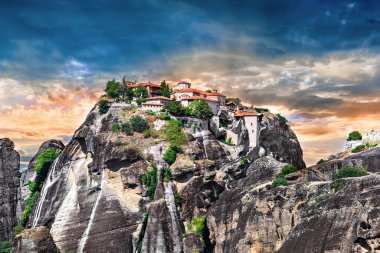 Büyük Meteoron 'un Kutsal Manastırı. Bu, Yunanistan 'ın Meteora kentindeki manastırların en büyüğüdür. 14. yüzyılın ortalarında dikildi. Bina turistler için ana müze olarak hizmet veriyor..