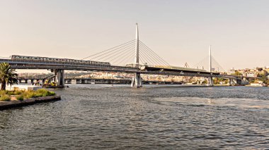 Görüntüler İstanbul, Türkiye 'deki Altın Boynuz Metro Köprüsü' nde.