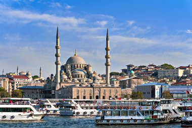 İstanbul, Türkiye - 10 Eylül 2014: Yeni Cami 'yi ziyaret eden turistler, Yeni Cami anlamına geliyor. İstanbul, Türkiye 'de Osmanlı İmparatorluk Camii' ydi..