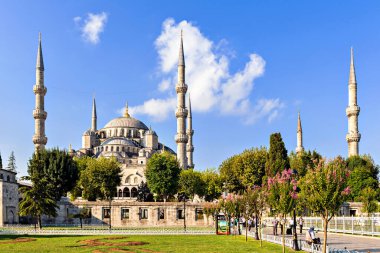 İstanbul, Türkiye - 11 Eylül 2014: Mavi Cami olarak bilinen Sultan Ahmed Camii 'ni ziyaret eden turistler İstanbul, Türkiye' de tarihi bir camidir.. 