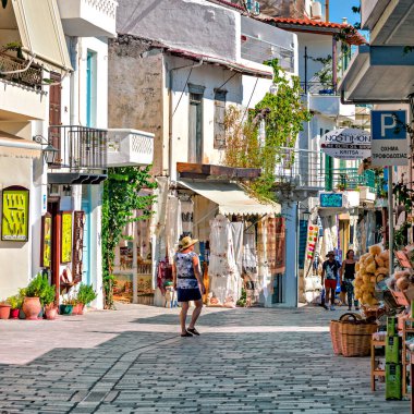 Kritsa, Yunanistan - 13 Eylül 2014: Kritsa kentinde yürüyen turistler. Yunanistan 'ın Girit kentindeki en eski ve en pitoresk köylerden biridir ve Kastellos adında bir kaya tepesinde amfiteatral olarak inşa edilmiştir..