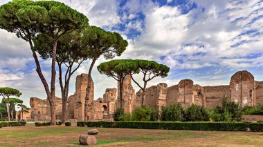 Roma, İtalya - 18 Eylül 2014: Caracalla Hamamları 'nı ziyaret eden turistler. Roma 'da İmparator Caracalla döneminde 212 ile 216 yılları arasında inşa edilen en büyük ikinci hamamdır.. 