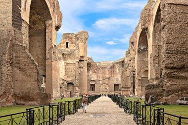 Roma, İtalya - 18 Eylül 2014: Caracalla Hamamları 'nı ziyaret eden turistler. Roma 'da İmparator Caracalla döneminde 212 ile 216 yılları arasında inşa edilen en büyük ikinci hamamdır.. 