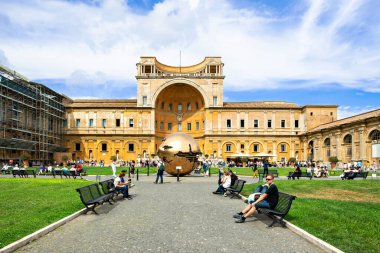 Vatikan Şehri, Vatikan - 22 Eylül 2014: Vatikan Müzelerindeki Pine Cone 'un avlusunda yürüyen turistler. Çam kozalağının avlusundaki metal küre heykeli..