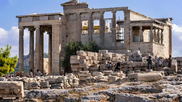 Atenas Grecia Septiembre 2014 Turistas Templo Erechtheion Colina Acrópolis Atenas —  Fotos de Stock