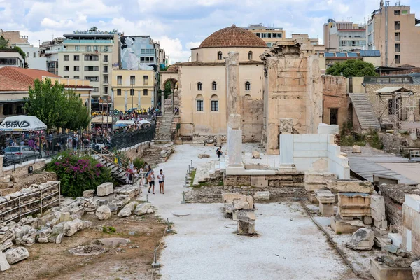 Atene Grecia Settembre 2014 Turisti Visitano Rovine Della Biblioteca Adriano — Foto Stock