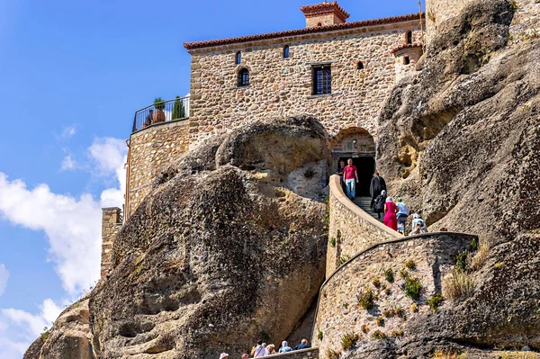 ギリシャのメテオラ 2014年9月9日 大気象の聖修道院を訪れる観光客 これは ギリシャのMeteoraに位置する修道院の最大のものです 14世紀半ばに建立された — ストック写真