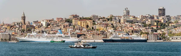 Istambul Turkiet September 2014 Visa Istanbul Stadsbild Med Kryssningsfartyg Vid — Stockfoto