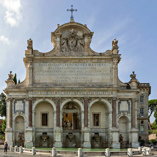 意大利罗马 2014年9月20日 游客走过枫丹娜 阿夸波拉 Fontana Dell Acqua Paola 也被称为 大喷泉 — 图库照片