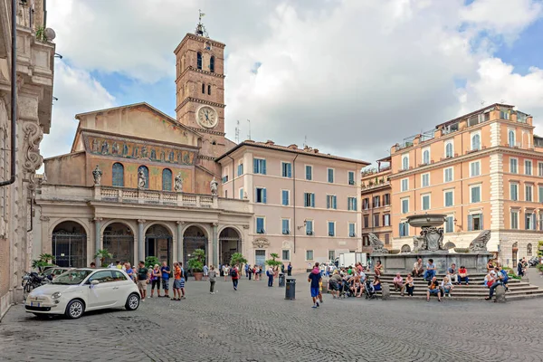 Řím Září 2014 Turisté Navštíví Baziliku Panny Marie Trastevere Titulární — Stock fotografie