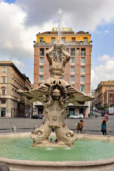 Roma Itália Setembro 2014 Turistas Caminhando Pela Fonte Del Tritone — Fotografia de Stock