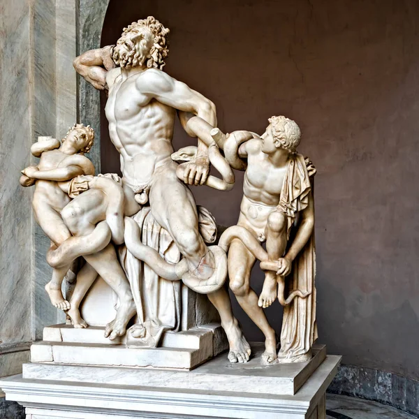 在梵蒂冈博物馆里 老茧和他儿子的雕像是一个巨大的大理石雕塑 这只特洛伊木马龙和他的两个儿子被海蛇勒死了 — 图库照片
