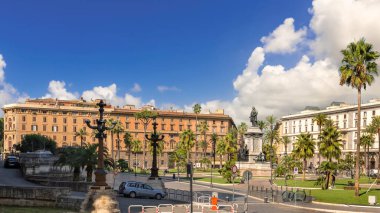 Roma, İtalya - 30 Ağustos 2014: Roma, İtalya 'daki Anayasa Mahkemesi binasının önündeki Camillo Benso Conte di Cavour' un heykeli.