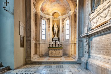 Roma, İtalya - 30 Ağustos 2014: Roma, İtalya 'daki Basilica di San Clemente, Saint, Clement, İtalya' da sunak kenarı manzarası.