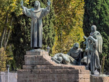 Roma, İtalya - 30 Ağustos 2014: Assisi 'li Aziz Francis Anıtı' nda, bronz heykel grubu Giuseppe Tonnini 'nin çalışmasıdır. 1927 'de, Roma, İtalya' da dikildi... 