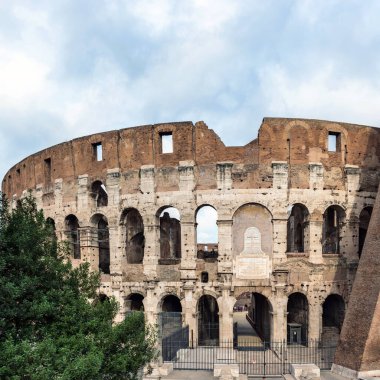 Roma, İtalya 'daki Kolezyum olarak bilinen Flavian Amfitiyatrosunun girişlerinden birine bakın..