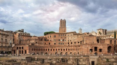 Roma şehir manzarasında Trajan Pazarı ile ön planda M.S. 2. yüzyıldan Roma, İtalya 'daki Piazza Venezia' dan görüldüğü gibi.
