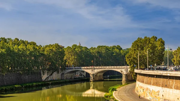 ローマ イタリア 2014年8月30日 橋でのローマの交通 橋はローマ イタリアのティバー川の両側を接続しています — ストック写真