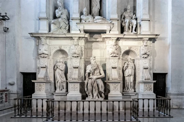 Widok Rzeźbioną Rzeźbę Michała Anioła Mojżesza Znajdującą Się San Pietro — Zdjęcie stockowe
