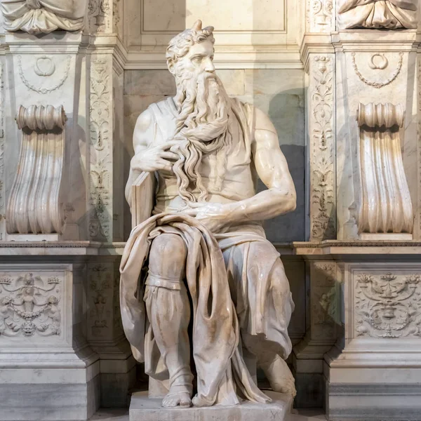 位于意大利文科利的圣彼得教堂的米开朗基罗摩西雕刻雕像的景观 — 图库照片