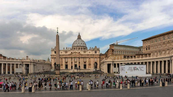 Rome Italy August 2014 Tourists Visiting Saint Peters Basilica Rome — Stock Photo, Image