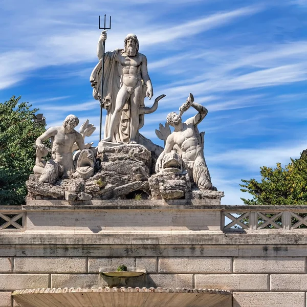 俯瞰位于意大利罗马波波洛广场的19世纪海王星之泉 它展示了海王星和他的三叉戟 以及两个力士 — 图库照片